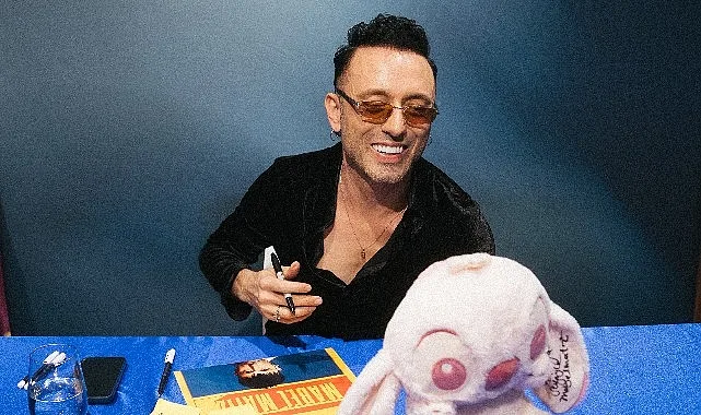 Mabel Matiz, 'Aklıselim' plağını hayranları için imzaladı